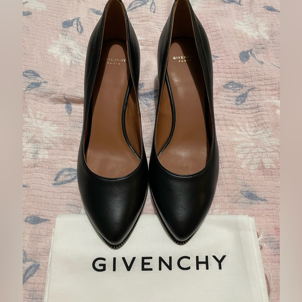 Givenchy black zipper low heel. 🖤
